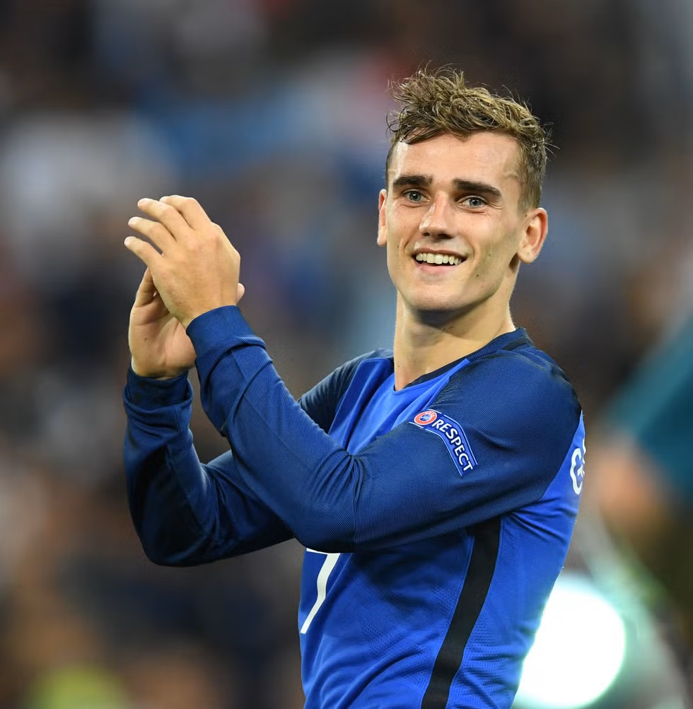 antoine-griezmann-of-france-celebrates-victory-over-germany-news-photo-1668415590